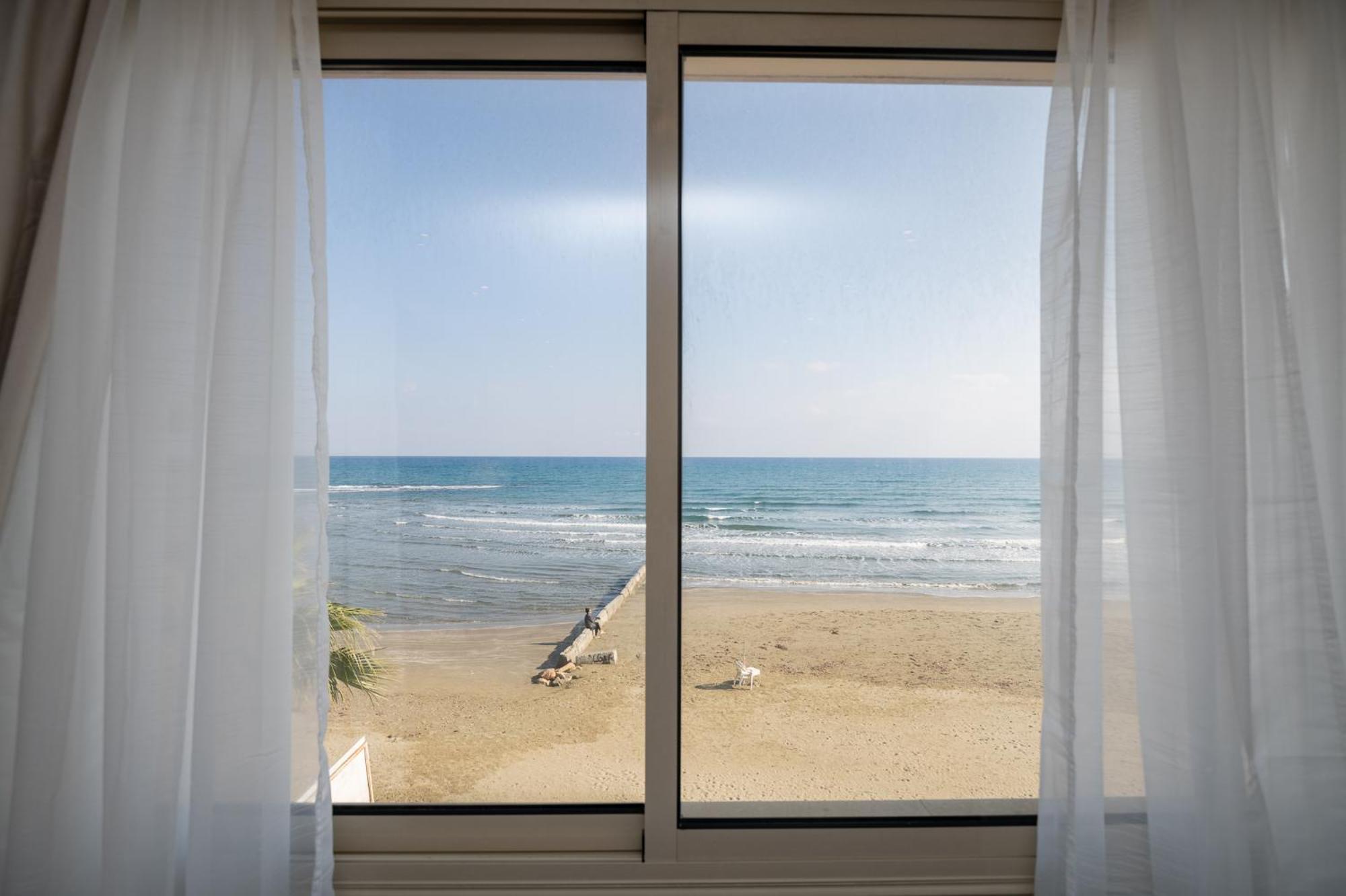 Quattro Beachfront Sea View Ap 4 Larnaka Exterior foto
